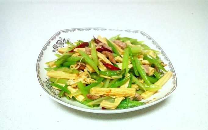 芹菜炒腐竹的家常做法