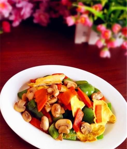 双孢菇炒肉的做法