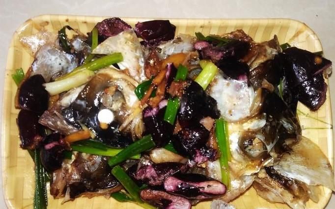 鱼头焖榄角的做法