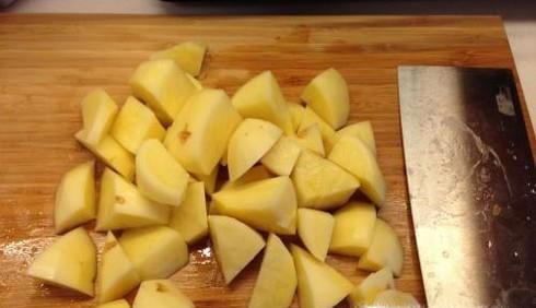 土豆烧排骨怎么做