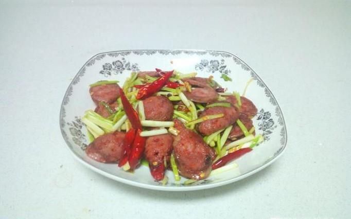 韭黄炒腊肠的家常做法
