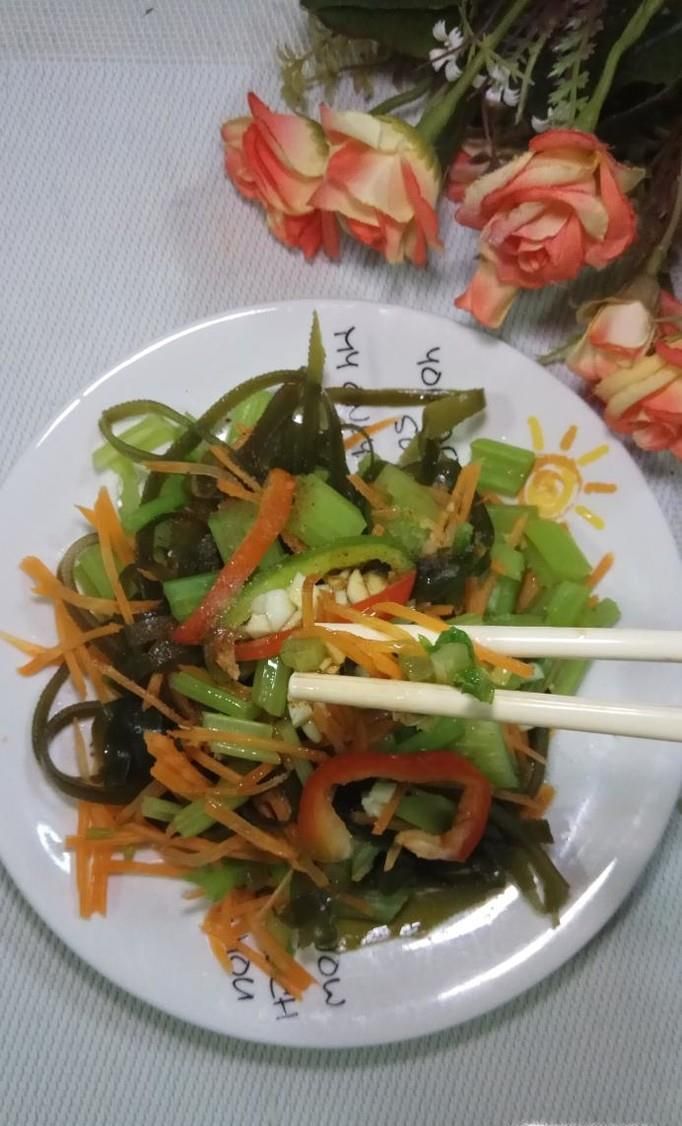 怎样做美味的凉拌海带芹菜胡萝卜丝?