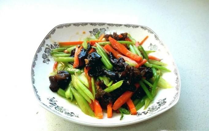 芹菜胡萝卜炒木耳的家常做法