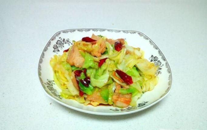 五花肉炒手撕包菜的家常做法