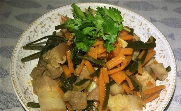 红萝卜焖五花肉的家常做法