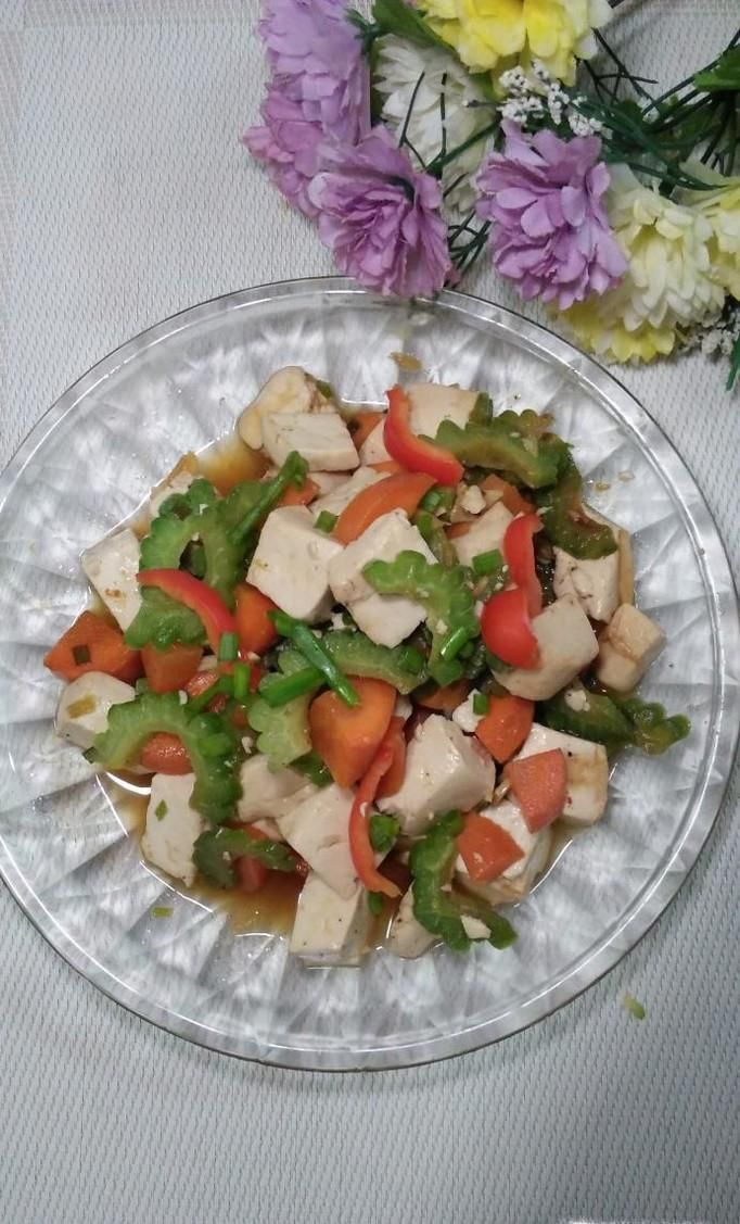 怎样做美味的苦瓜胡萝卜炒豆腐？
