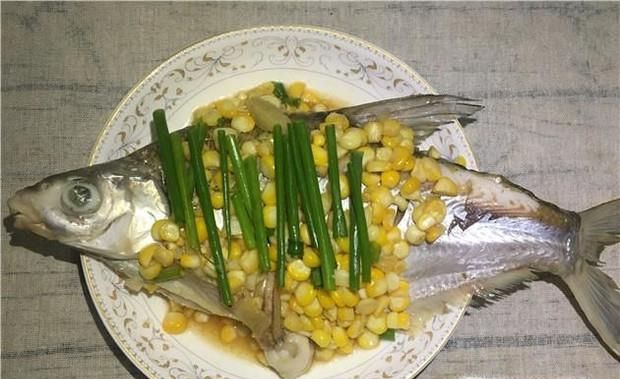 怎样做美味的玉米蒸鱼？