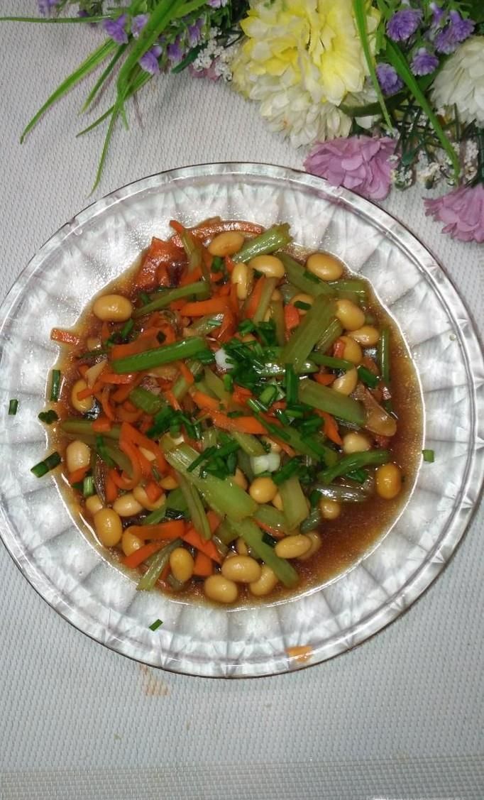 怎样做美味的芹菜胡萝卜炒黄豆？