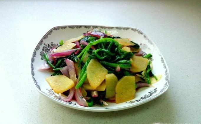 菠菜炒土豆片的家常做法