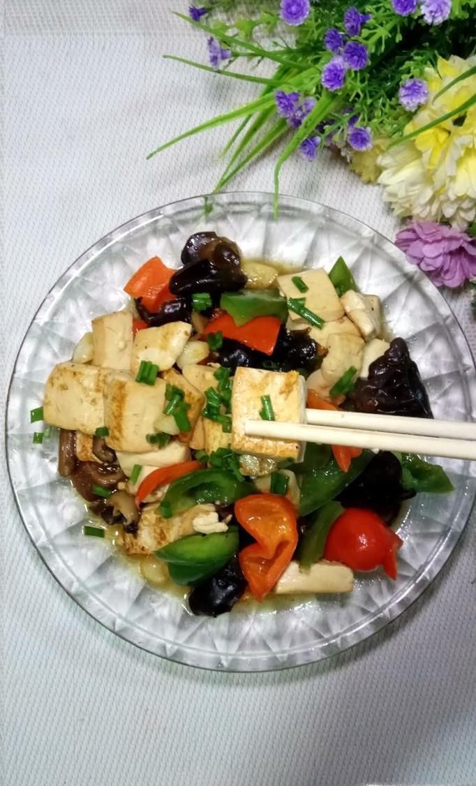 怎样做美味的双椒香菇炒豆腐？