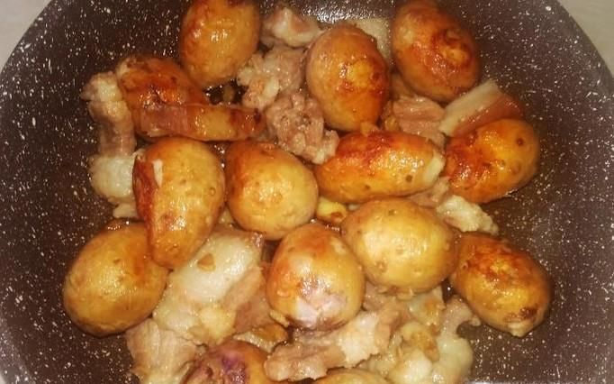 小芋头五花肉干锅的做法