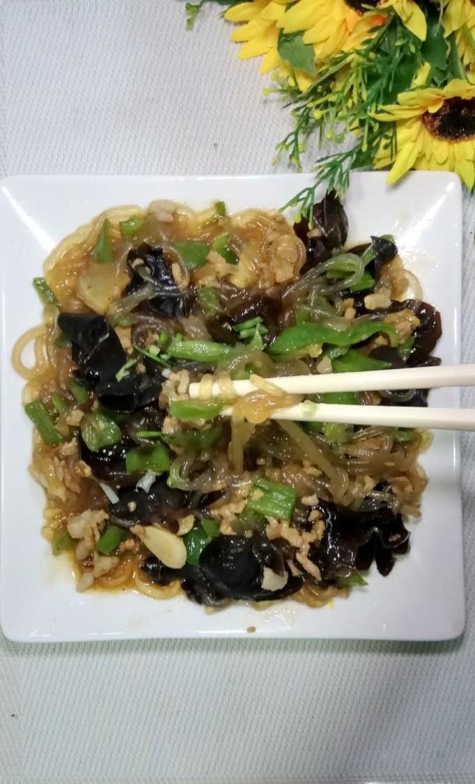 怎样做美味的木耳粉条炒肉末？