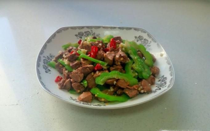 鸡肝拌苦瓜的家常做法