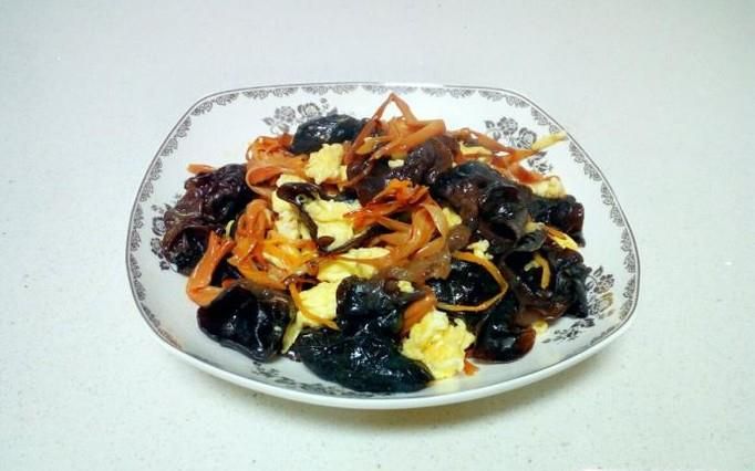 干黄花菜木耳炒鸡蛋的家常做法