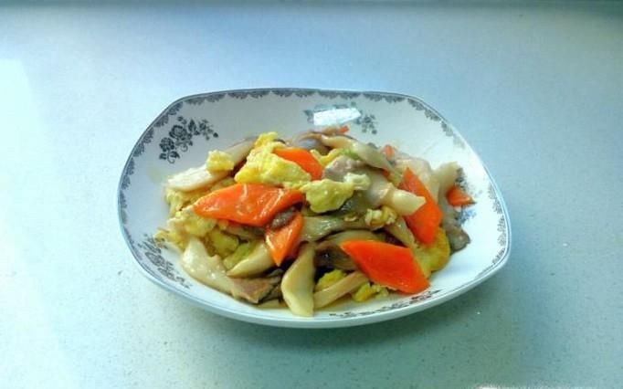 鲜蘑胡萝卜炒鸡蛋的家常做法