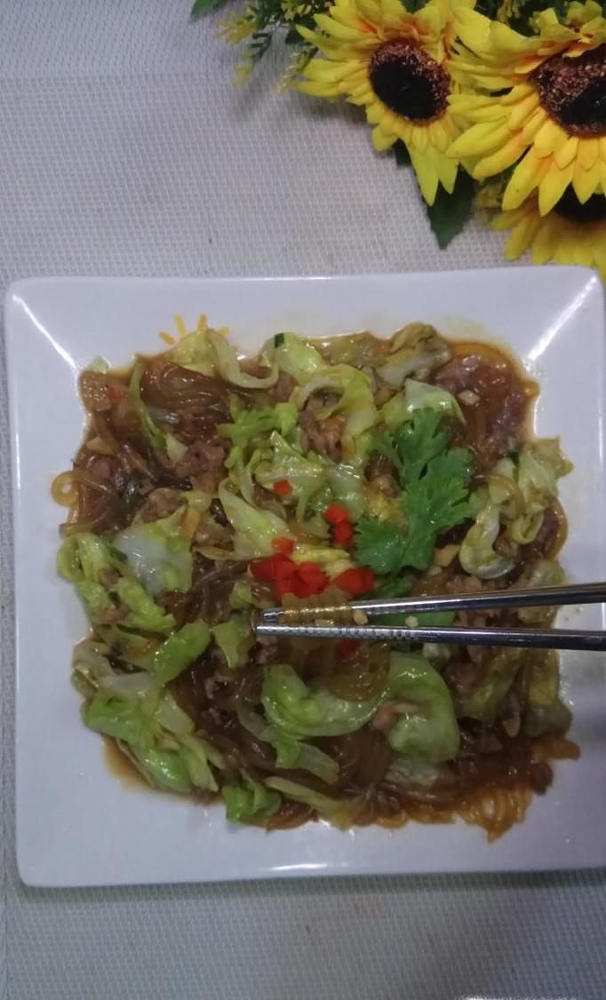 怎样做美味的肉末包菜炒粉条？