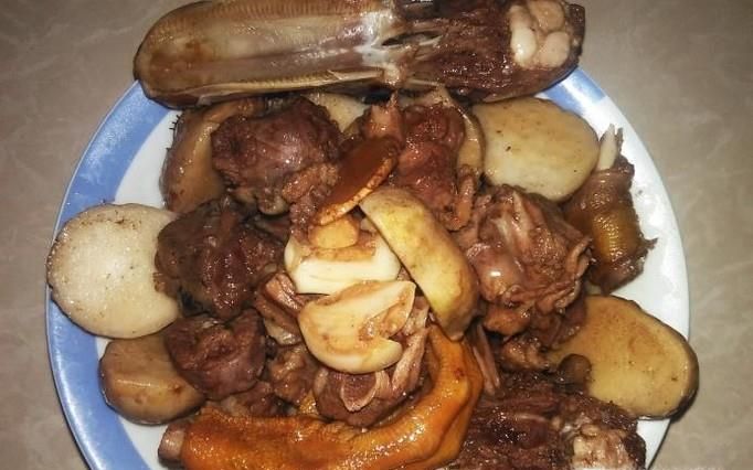 薯子焖鸭肉的做法