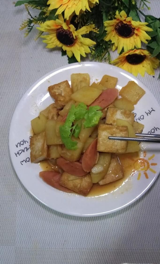 怎样做美味的土豆香肠炒豆腐？