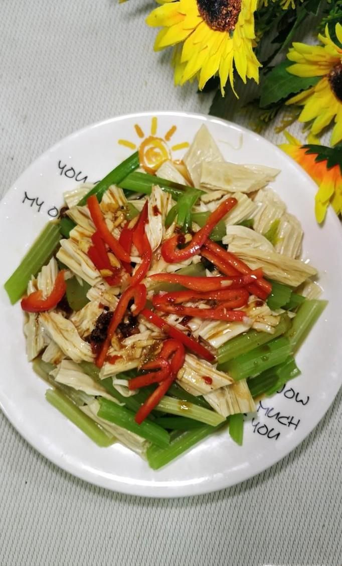 怎样做美味的凉拌芹菜腐竹？