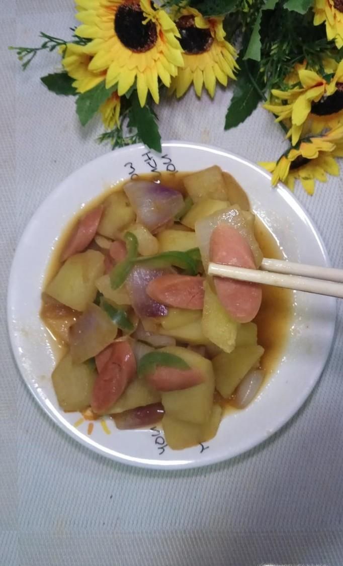 怎样做美味的土豆洋葱炒香肠？