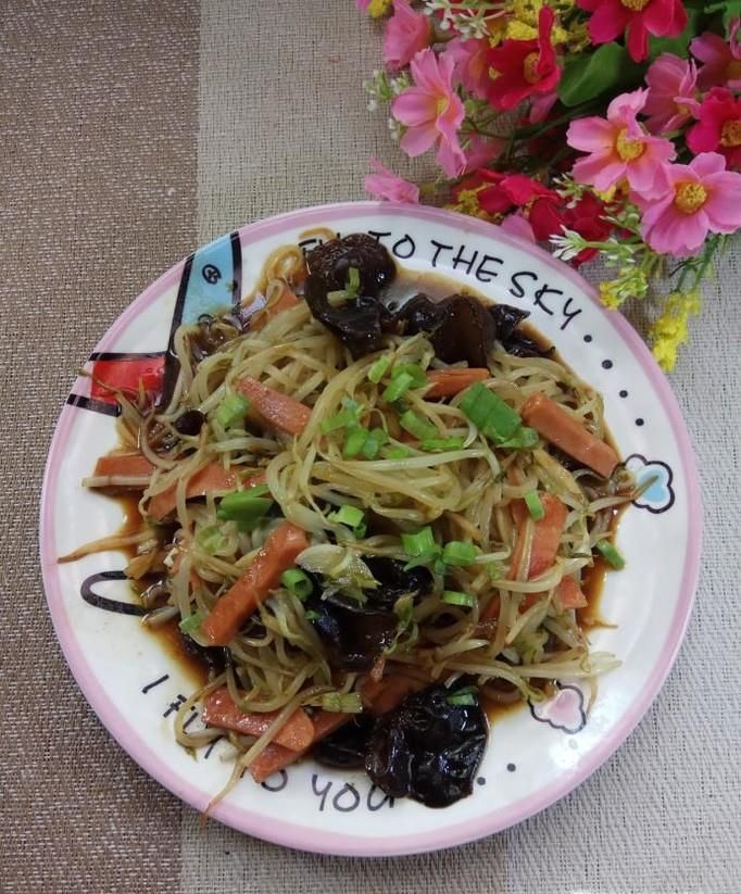 怎样做美味的黑木耳香肠炒豆芽？