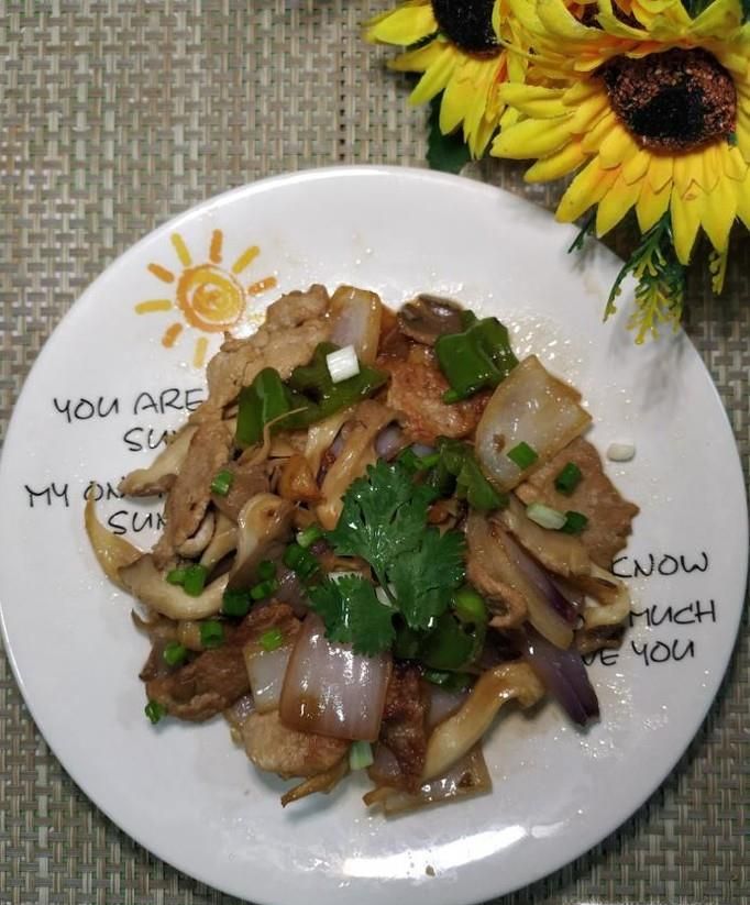 怎样做美味的洋葱平菇炒里脊肉？