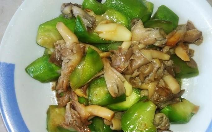 秀珍菇炒丝瓜的做法
