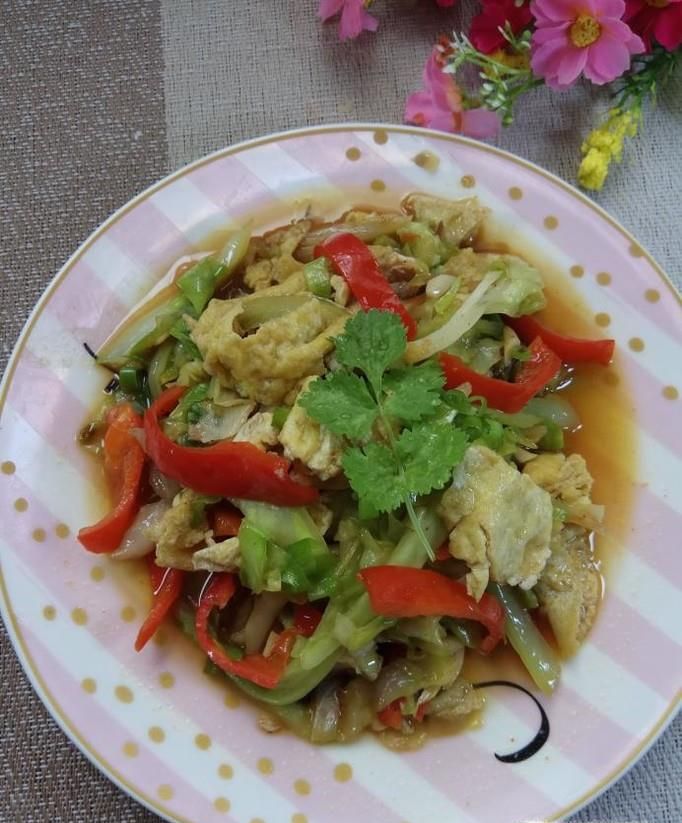 怎样做美味的包菜红椒炒鸡蛋？