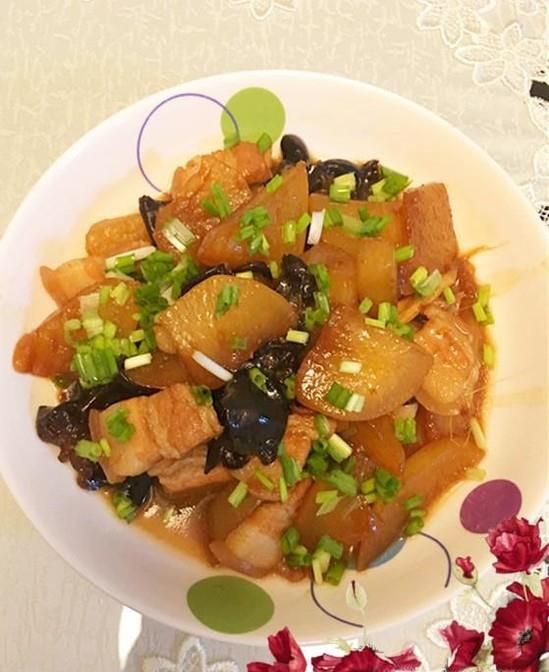 萝卜木耳炒五花肉的家常做法