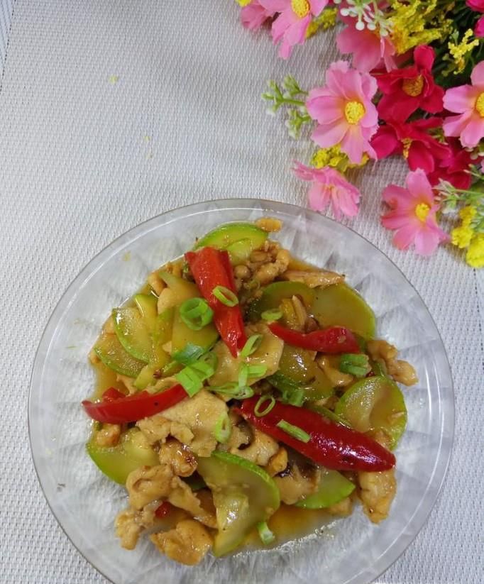 怎样做美味的西葫芦红椒炒鸡胸肉？