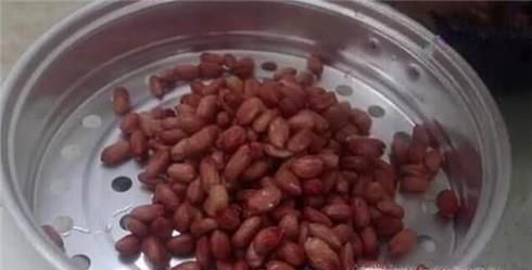 鸡蛋裹花生米的做法