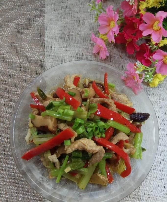 怎样做美味的芹菜香菇炒肉？