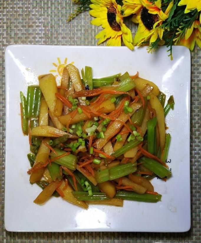 怎样做美味的芹菜烧土豆？