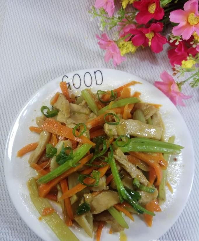 怎样做美味的胡萝卜芹菜炒鸡脯肉？
