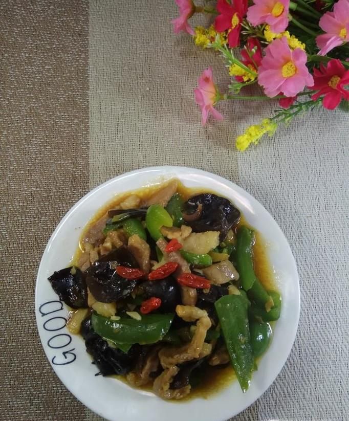 怎样做美味的青椒木耳炒肉丝？