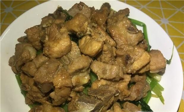 芹菜炒排骨的家常做法