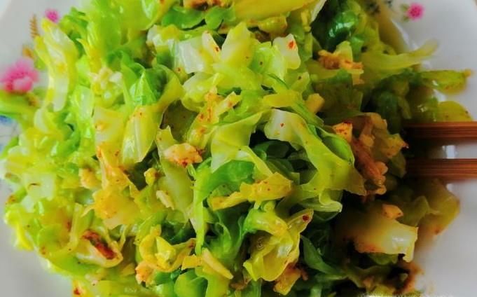 怎样做美味的油泼辣子包菜拌虾皮?