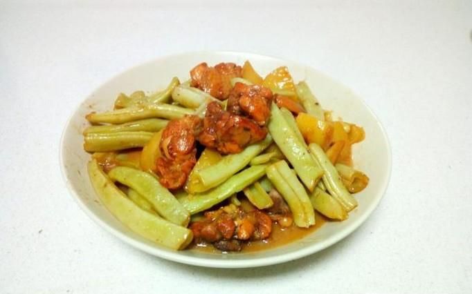 鸡腿炖芸豆土豆的家常做法