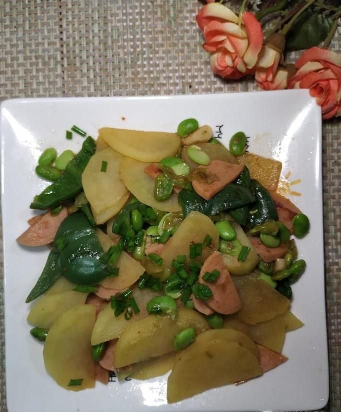 怎样做美味的土豆毛豆炒香肠?