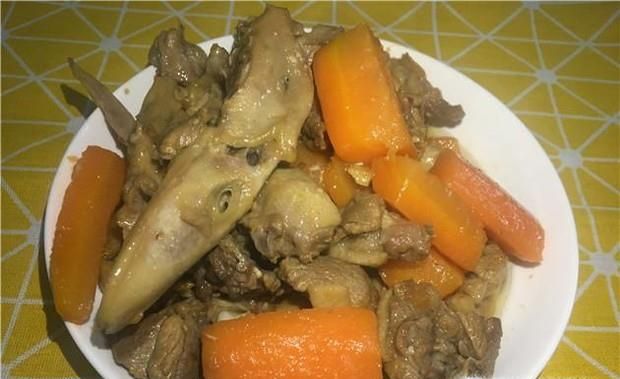 红萝卜焖鸭肉的美味做法