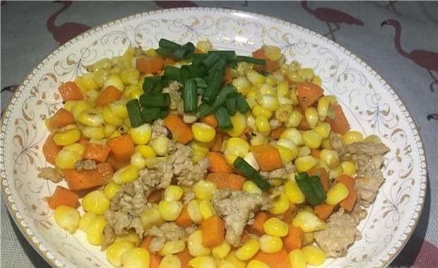 玉米红萝卜丁炒瘦肉的家常做法