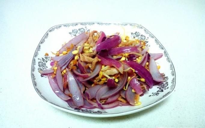 圆葱炒黄豆芽的家常做法