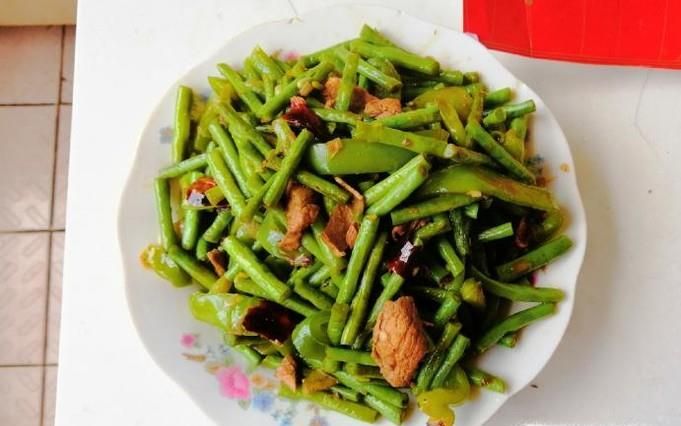 怎样做好吃的菜椒豆角炒肉?菜椒豆角炒肉详解!