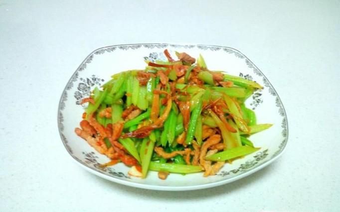 芹菜炒黄花菜的家常做法