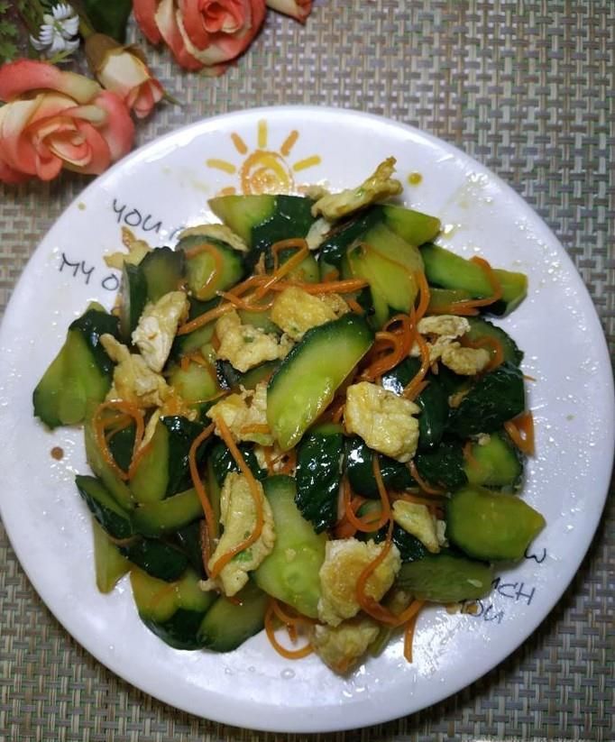 怎样做美味的黄瓜胡萝卜炒鸡蛋？