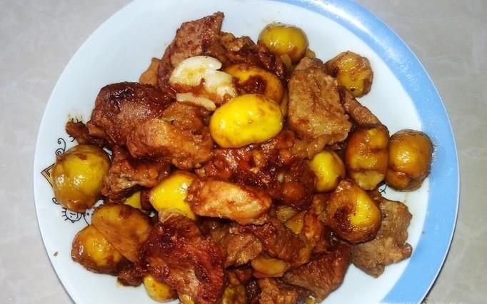 板栗闷猪肉的做法