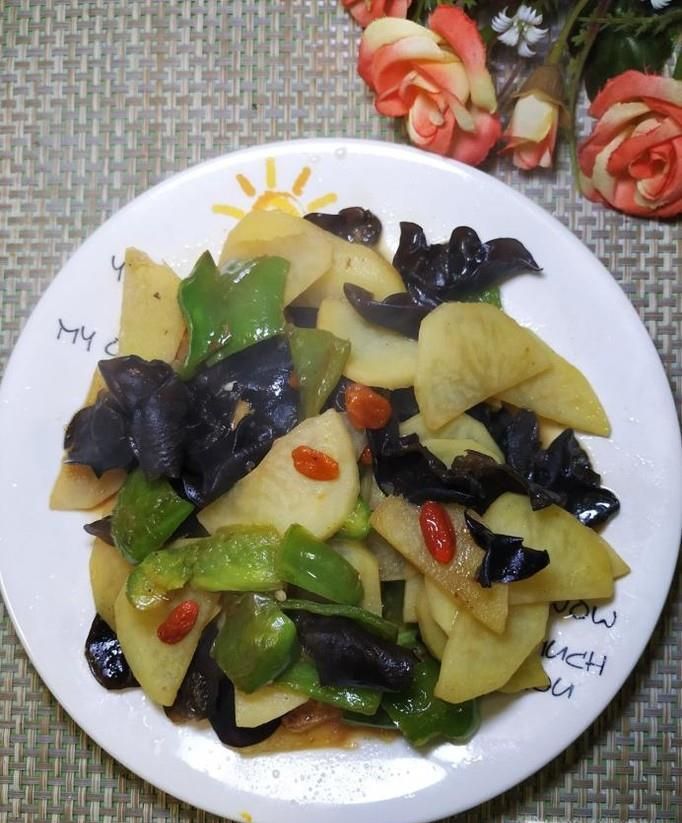 怎样做美味的土豆青椒炒木耳?