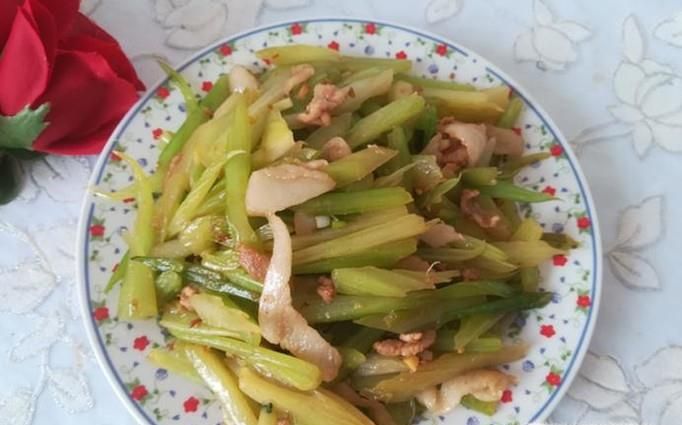 伞形植物胡芹炒肉的做法