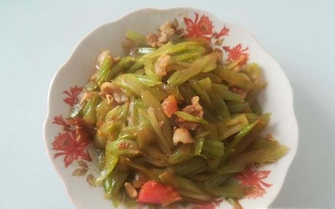 肉炒西芹的做法