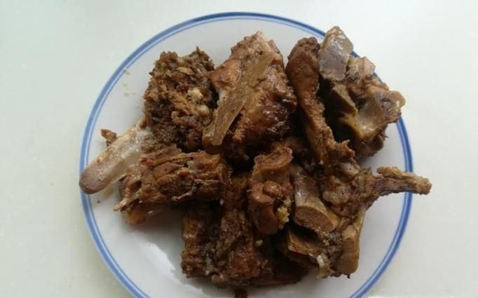 香炖猪脊骨的做法